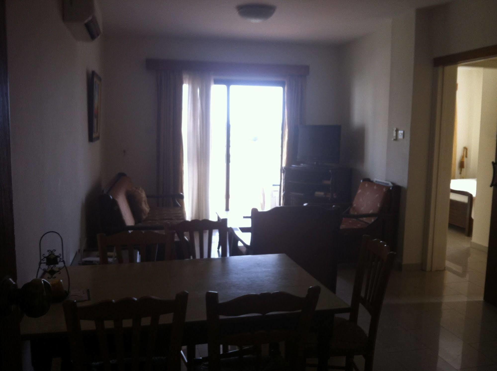 Zakos Court Apartments Lárnaka Kültér fotó